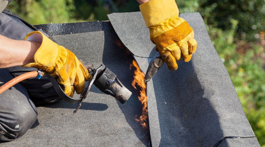 Professional gutter cleaning in Eddyville, IA